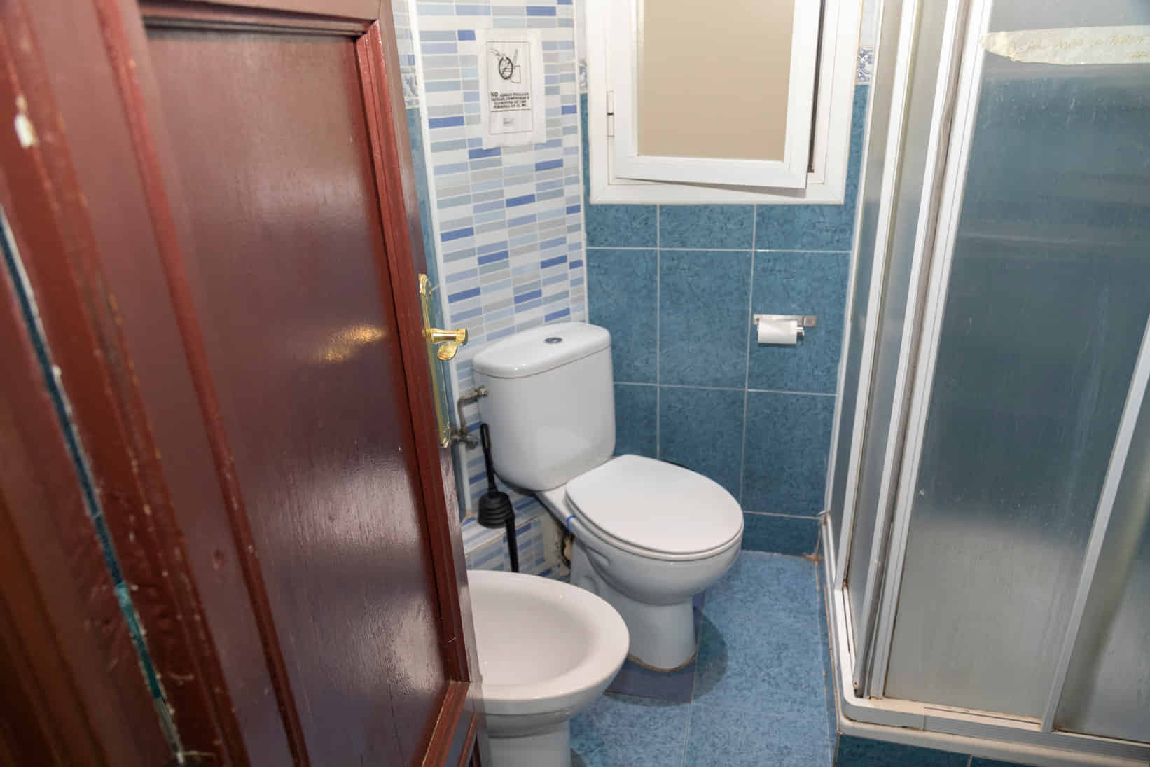 Bathroom?w=400&h=260&fit=crop&q=40&auto=format&trim=auto