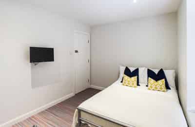Bedroom 2 - Bathroom?w=400&h=260&fit=crop&q=40&auto=format&trim=auto