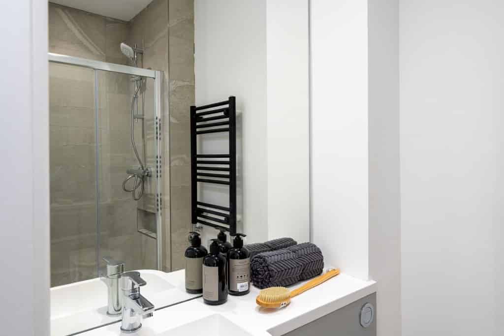 Room in a 3 Bedroom Apartment, 48 Park Street, Bristol, BS1 5JN (6) - Bristol, England, United Kingdom - Bedroom 1 - Amenities