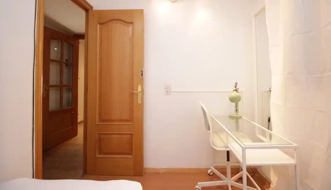 Bathroom?w=400&h=260&fit=crop&q=40&auto=format&trim=auto