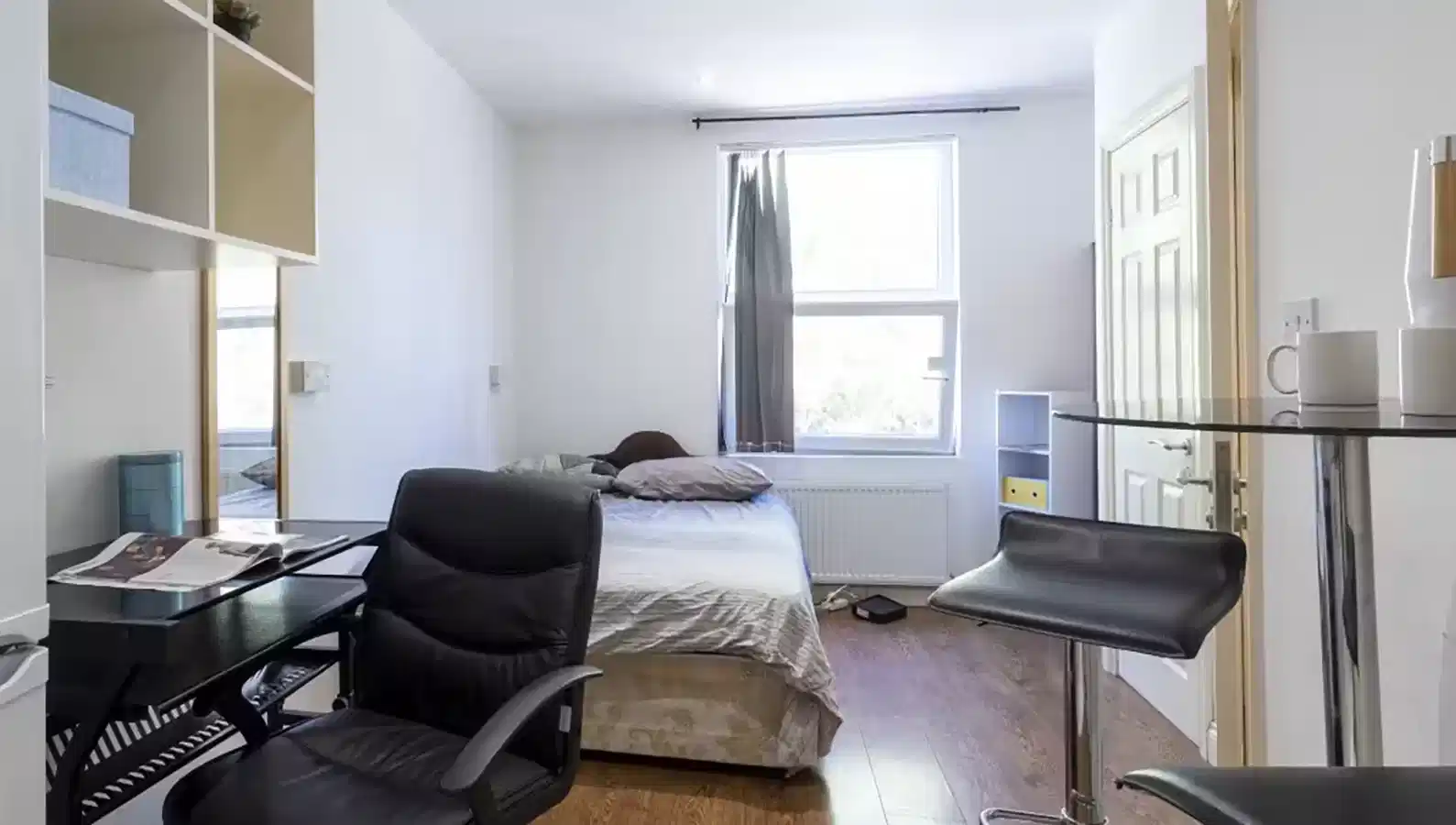 Amenities?w=400&h=260&fit=crop&q=40&auto=format&trim=auto