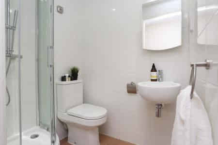 Amenities?w=400&h=260&fit=crop&q=40&auto=format&trim=auto