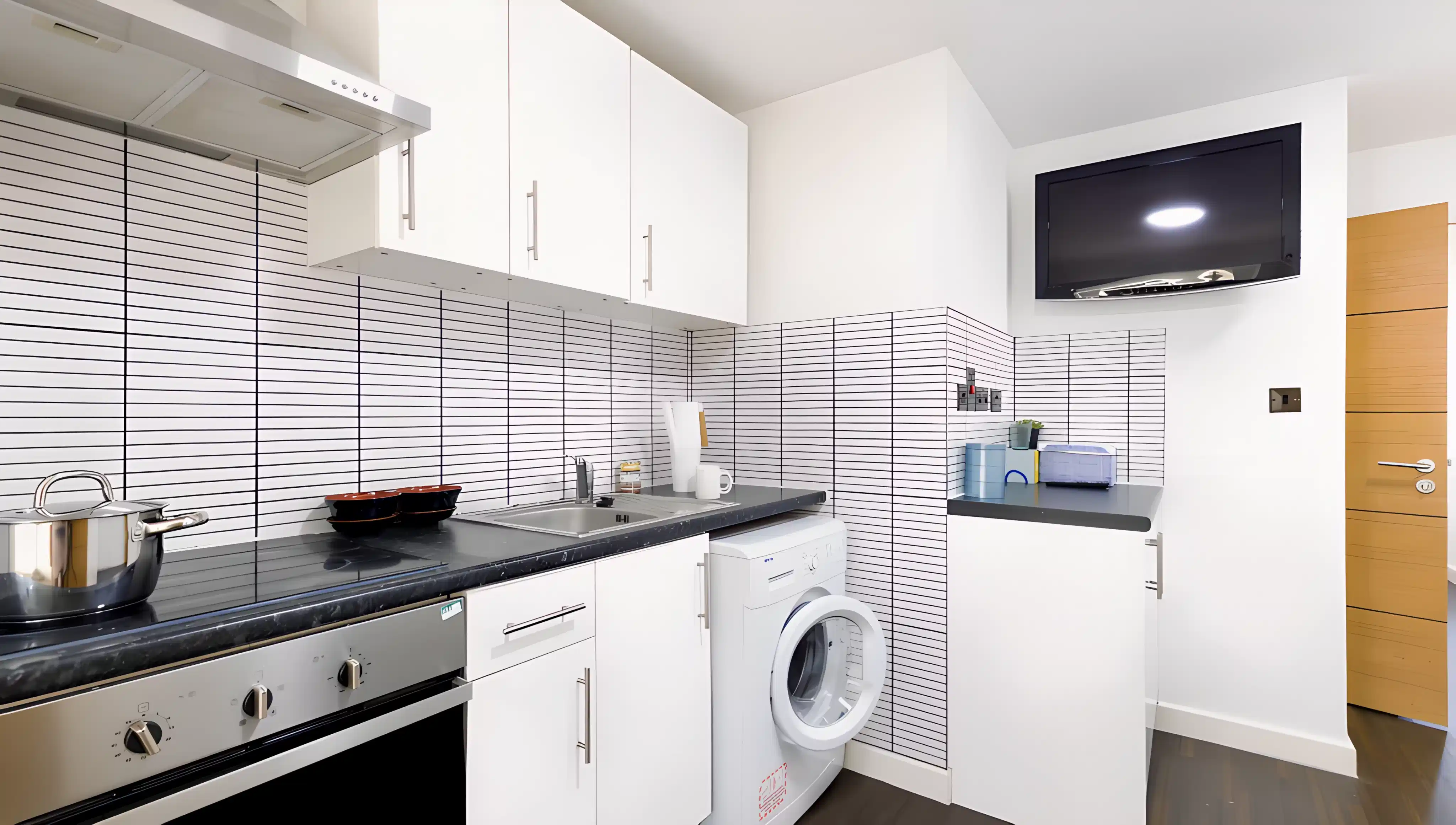 Premium Studio - Bathroom?w=400&h=260&fit=crop&q=40&auto=format&trim=auto