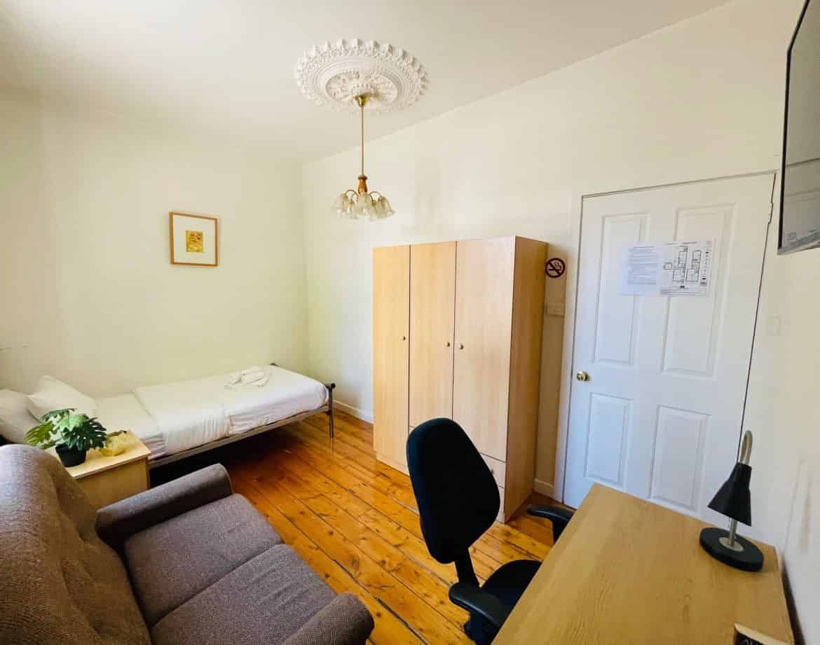 Room 7 - Bedroom?w=400&h=260&fit=crop&q=40&auto=format&trim=auto