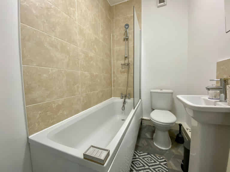 Room in a 8 Bedroom Apartment, Uttoxeter New Road, Derby DE22 3JB - Derby, England, United Kingdom - Bedroom 1  - Bathroom