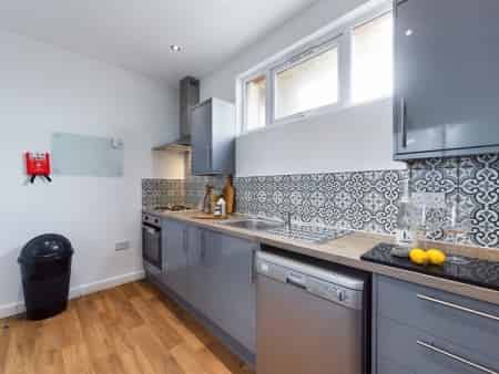 Kitchen?w=400&h=260&fit=crop&q=40&auto=format&trim=auto