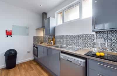 Kitchen?w=400&h=260&fit=crop&q=40&auto=format&trim=auto