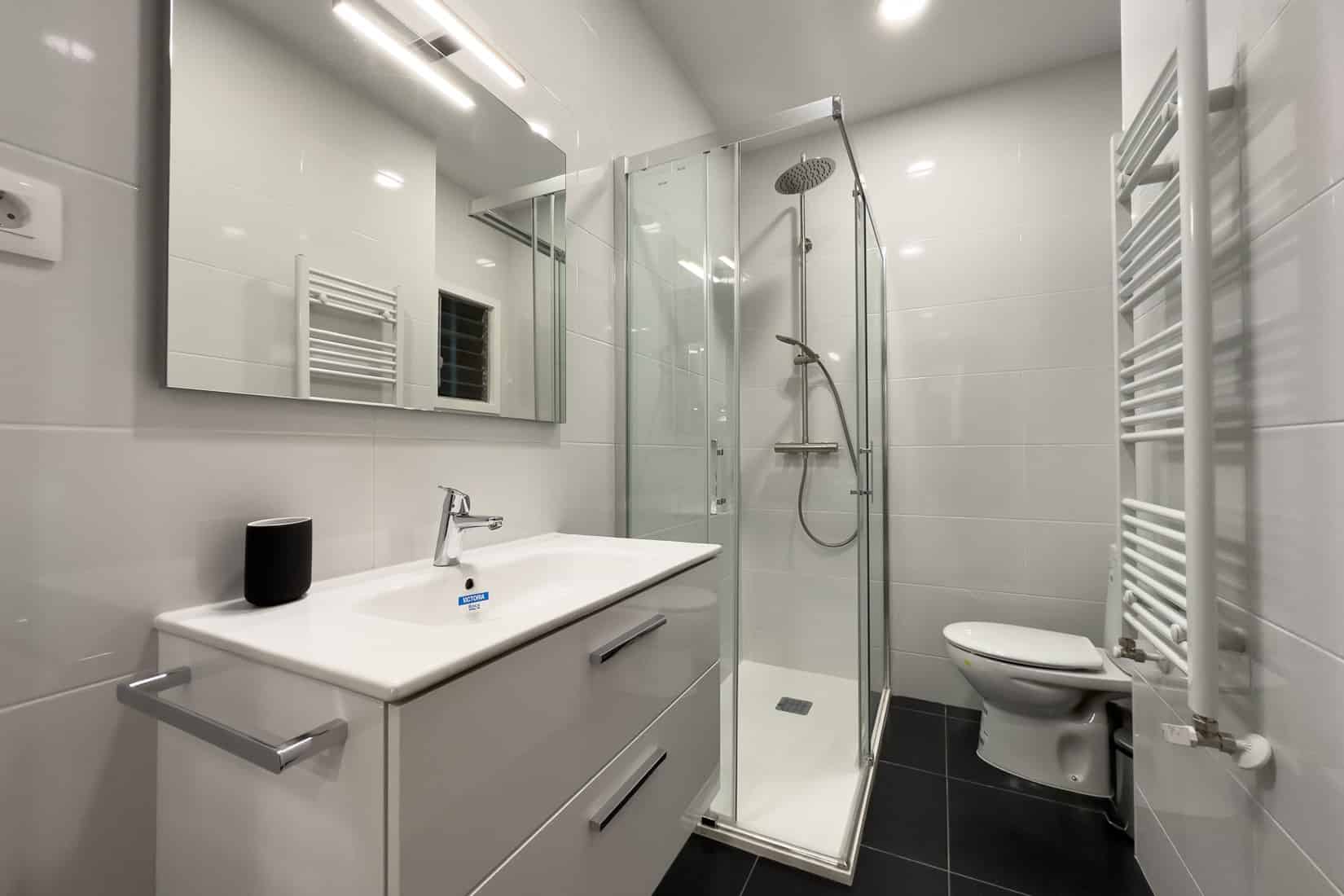 Sardenya, Barcelona - Barcelona, Spain - Bathroom