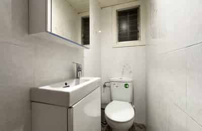 Sardenya, Barcelona - Barcelona, Spain - Bathroom