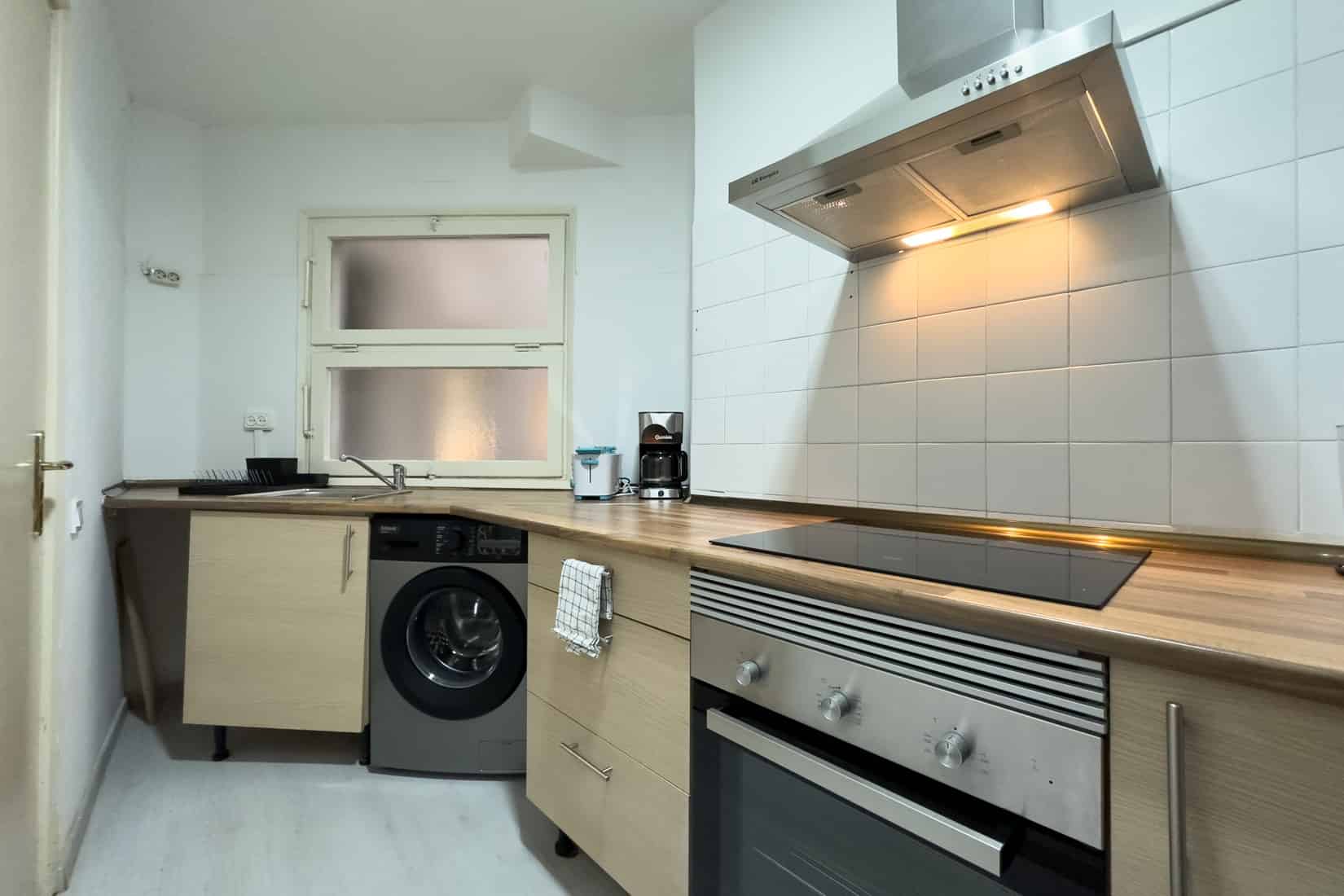Roger De Lluria 2, Barcelona - Barcelona, Spain - Kitchen