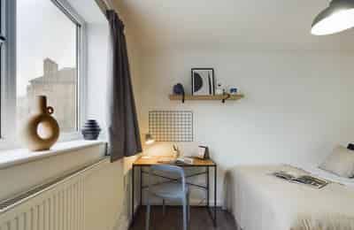 Bathroom?w=400&h=260&fit=crop&q=40&auto=format&trim=auto