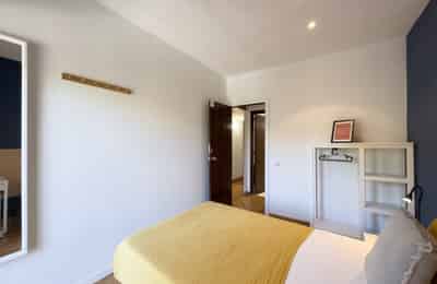 Bathroom?w=400&h=260&fit=crop&q=40&auto=format&trim=auto