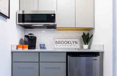 Amenities?w=400&h=260&fit=crop&q=40&auto=format&trim=auto