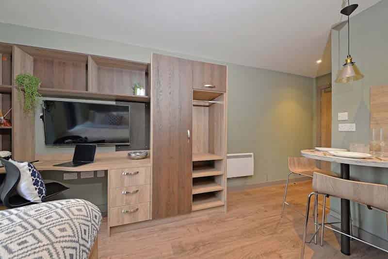 Amenities?w=400&h=260&fit=crop&q=40&auto=format&trim=auto