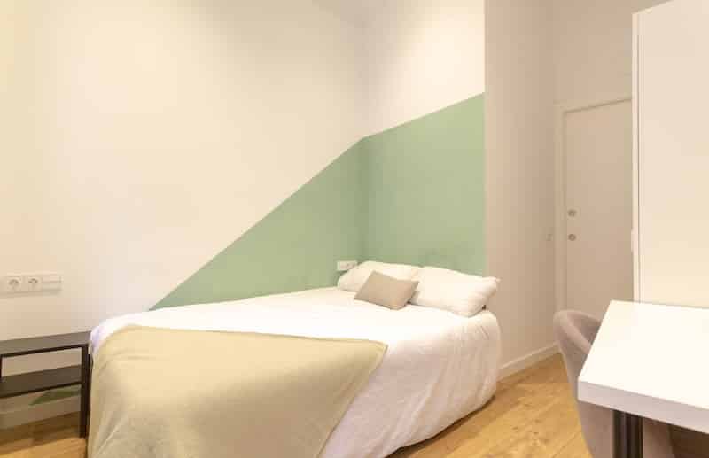 R0123 - Bedroom?w=400&h=260&fit=crop&q=40&auto=format&trim=auto