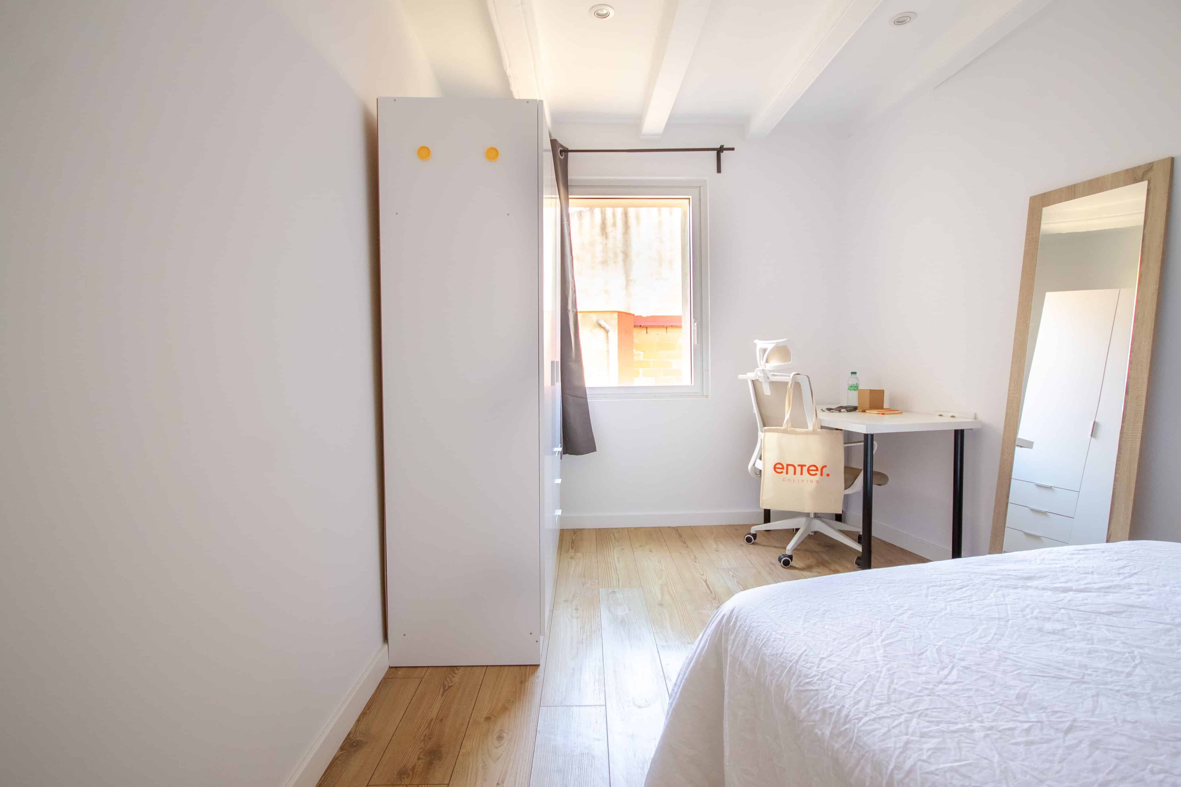 R0141 - Bedroom?w=400&h=260&fit=crop&q=40&auto=format&trim=auto