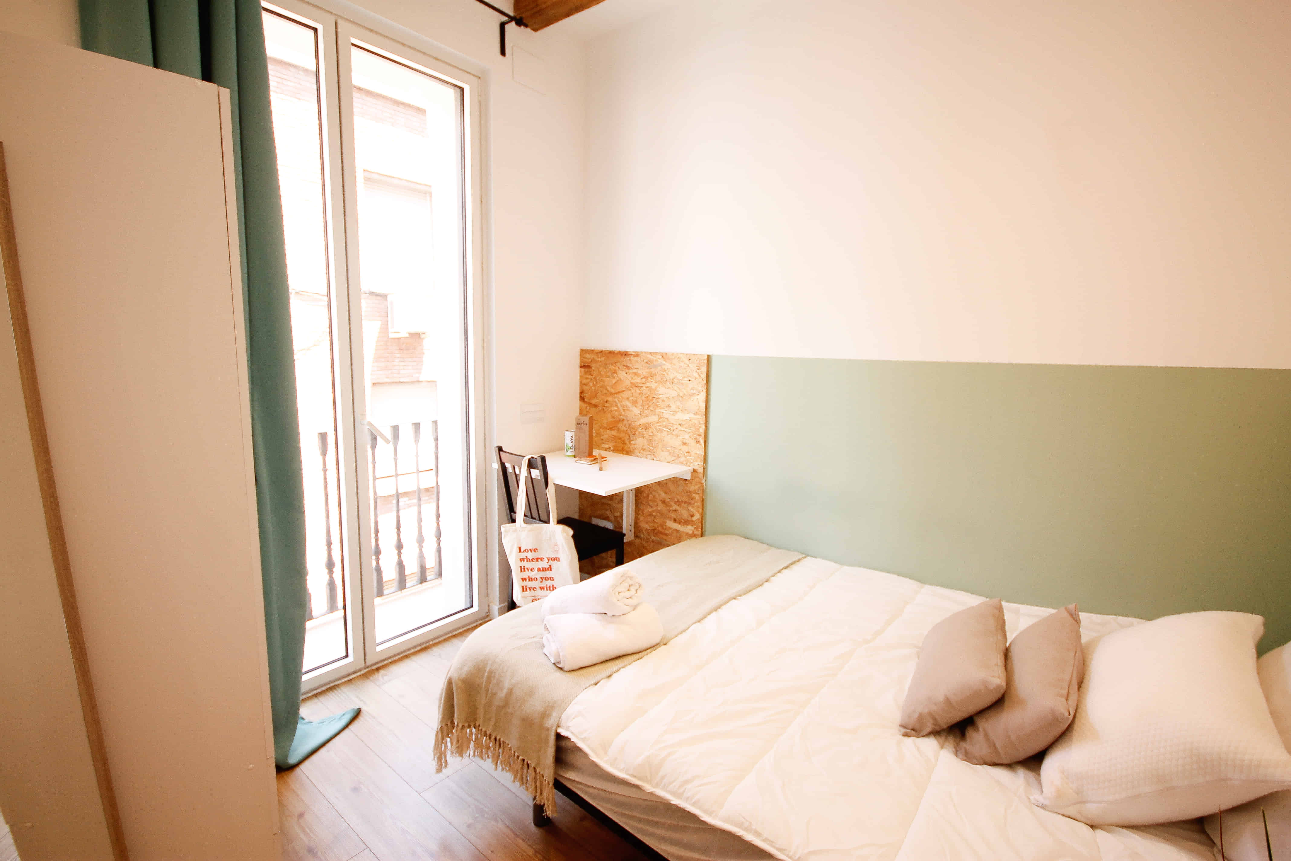 R0133 - Bedroom?w=400&h=260&fit=crop&q=40&auto=format&trim=auto