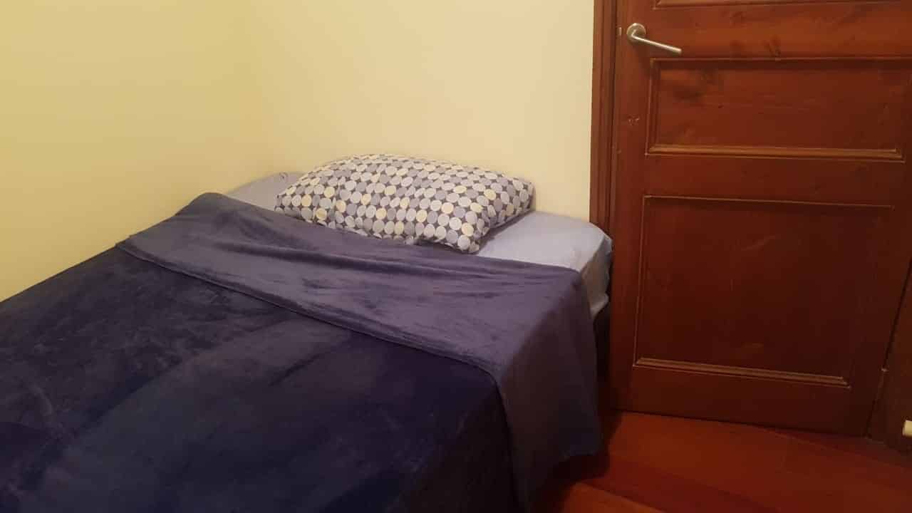 Bathroom?w=400&h=260&fit=crop&q=40&auto=format&trim=auto