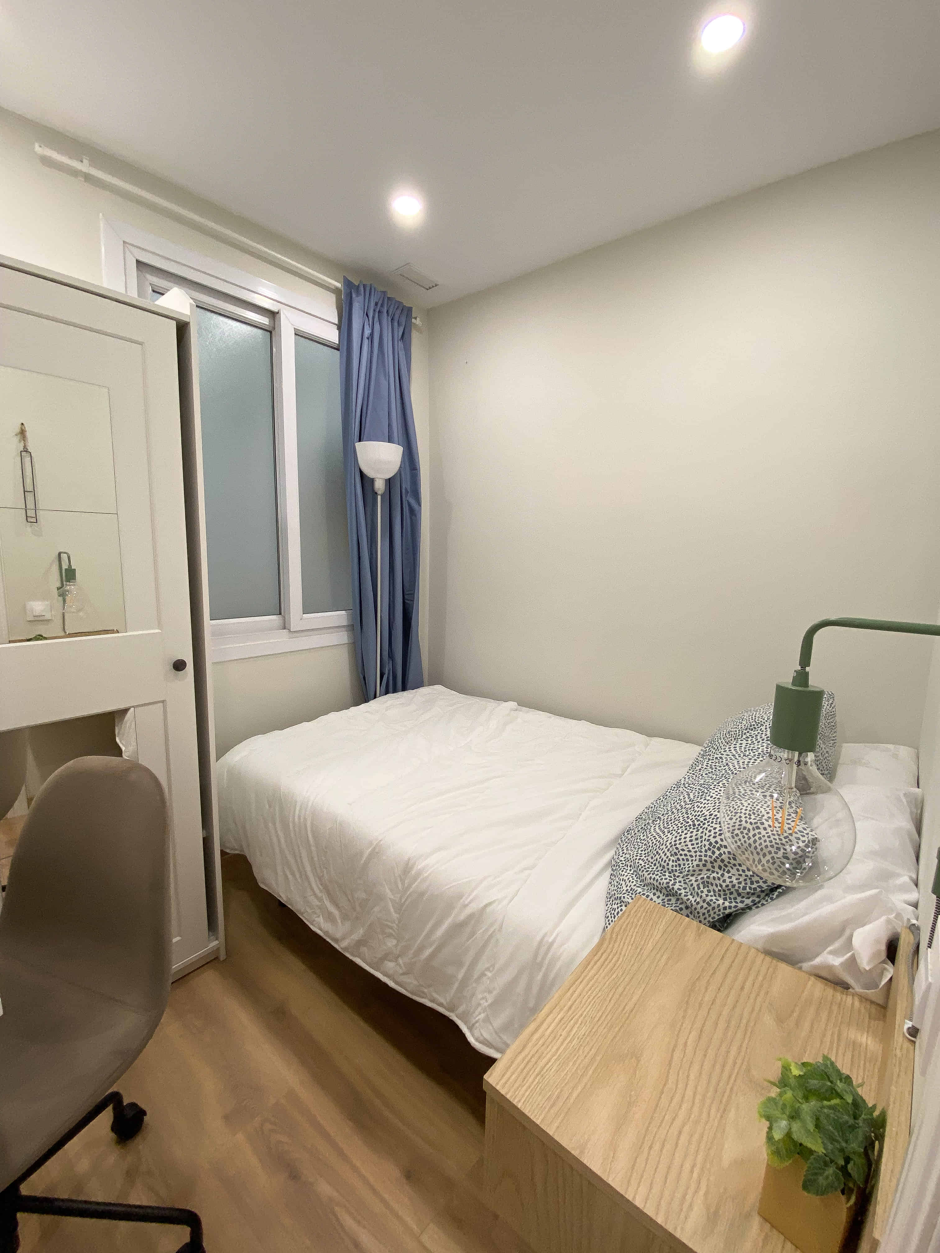 Bathroom?w=400&h=260&fit=crop&q=40&auto=format&trim=auto