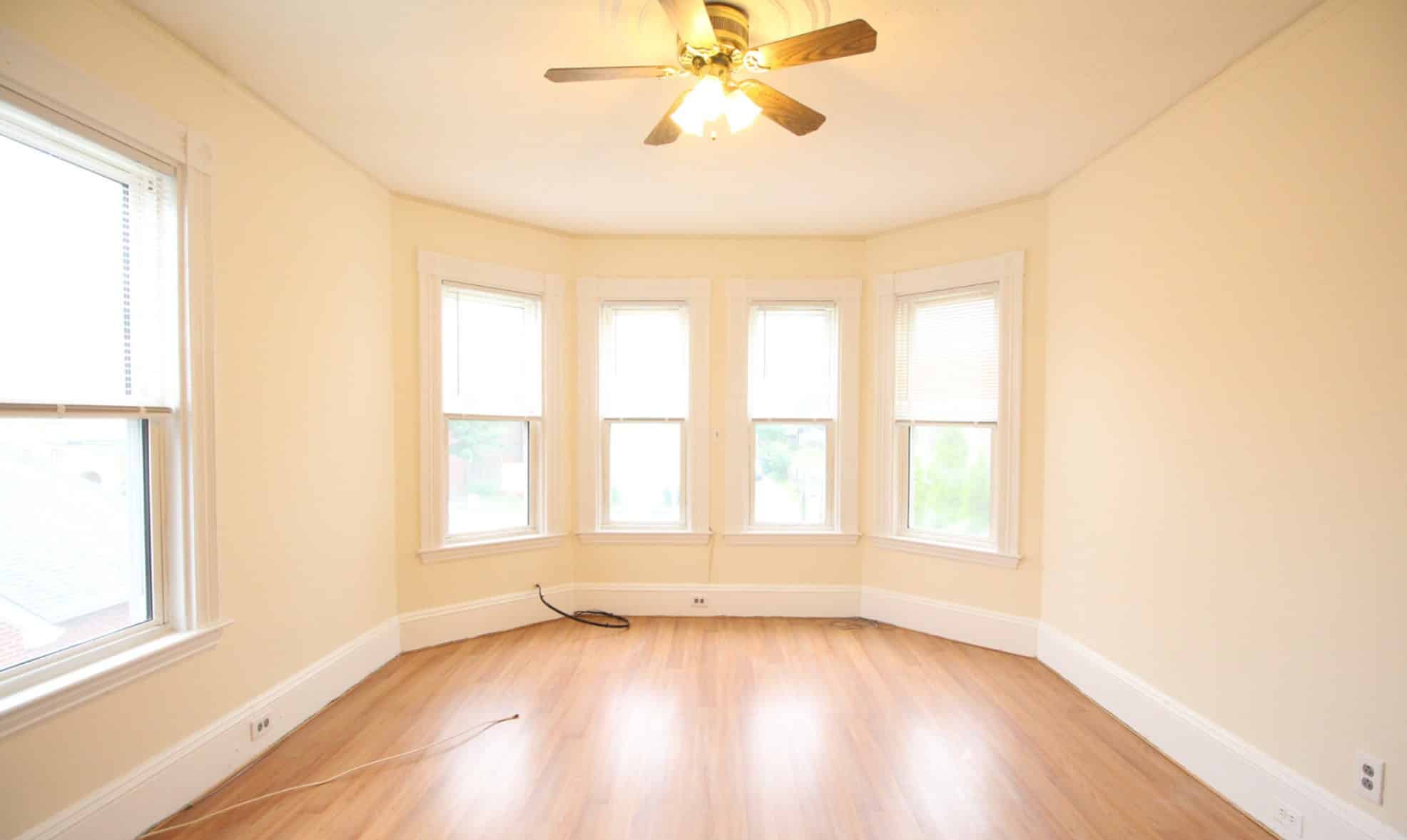 Bedroom?w=400&h=260&fit=crop&q=40&auto=format&trim=auto