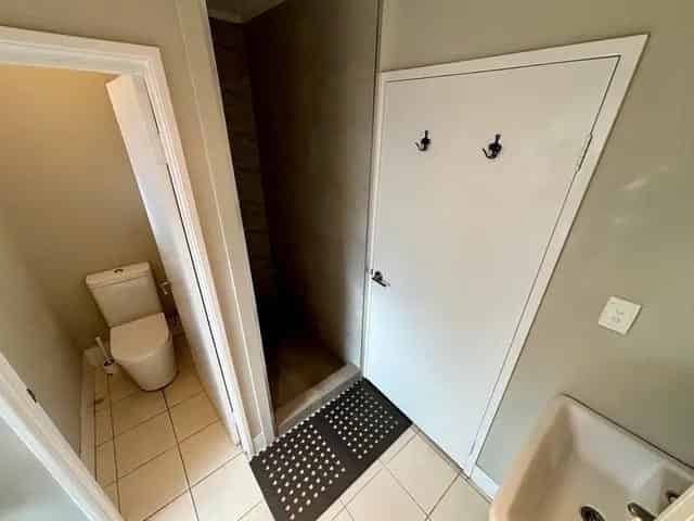 Exterior?w=400&h=260&fit=crop&q=40&auto=format&trim=auto