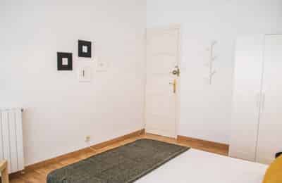 Bathroom?w=400&h=260&fit=crop&q=40&auto=format&trim=auto