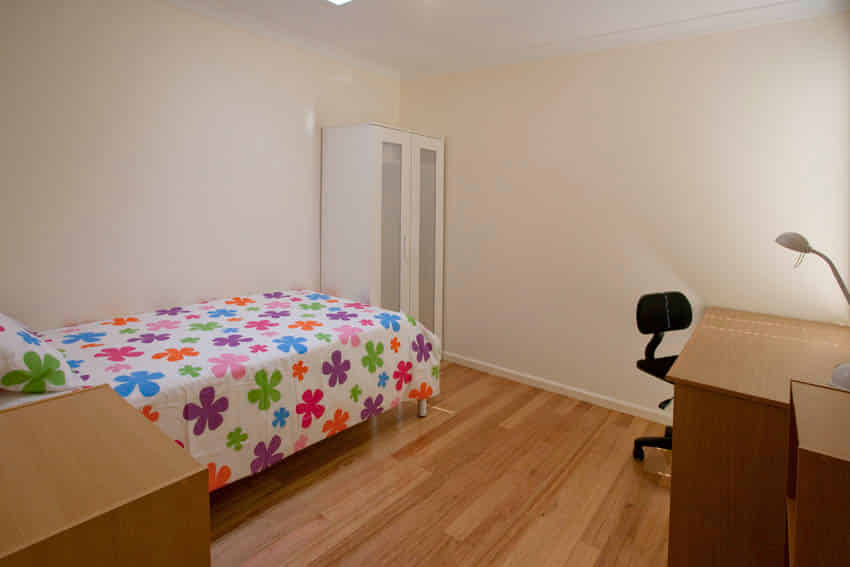 Bedroom?w=400&h=260&fit=crop&q=40&auto=format&trim=auto