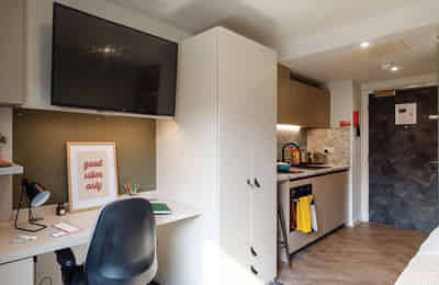 Amenities?w=400&h=260&fit=crop&q=40&auto=format&trim=auto