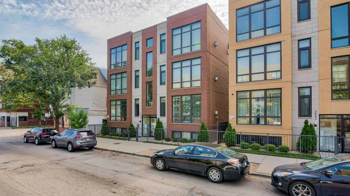 Albany Park On Montrose, Chicago - Chicago, Illinois, United States - Exterior