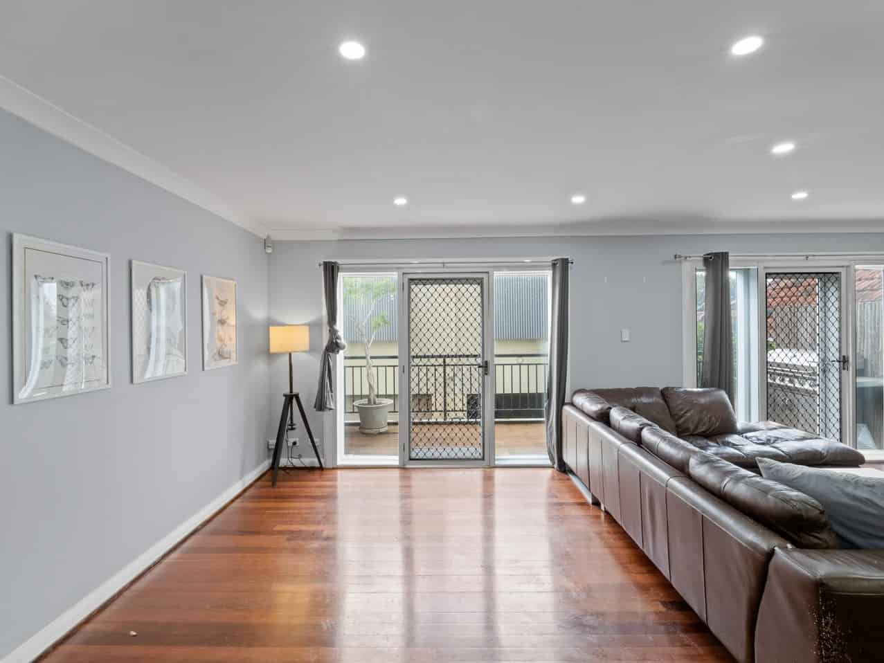 Common Area?w=400&h=260&fit=crop&q=40&auto=format&trim=auto