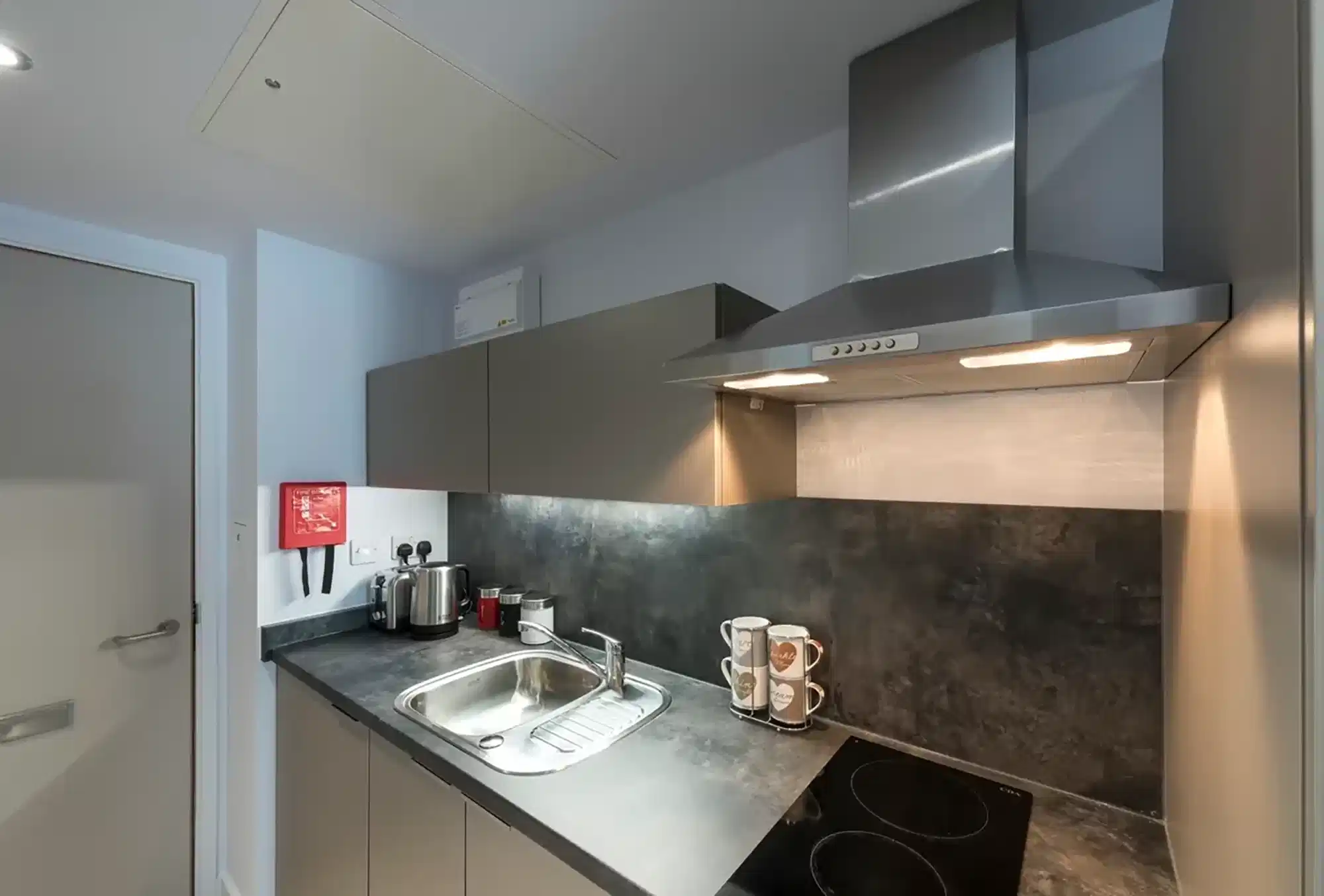 Kitchen?w=400&h=260&fit=crop&q=40&auto=format&trim=auto