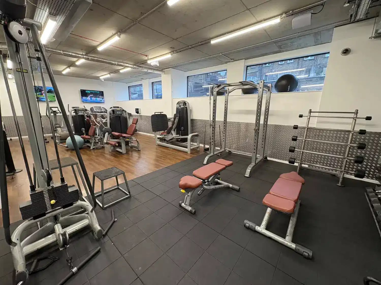 Amenities?w=400&h=260&fit=crop&q=40&auto=format&trim=auto