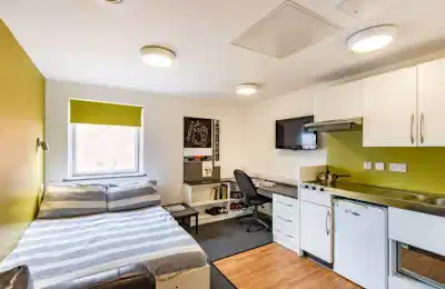 Bedroom?w=400&h=260&fit=crop&q=40&auto=format&trim=auto