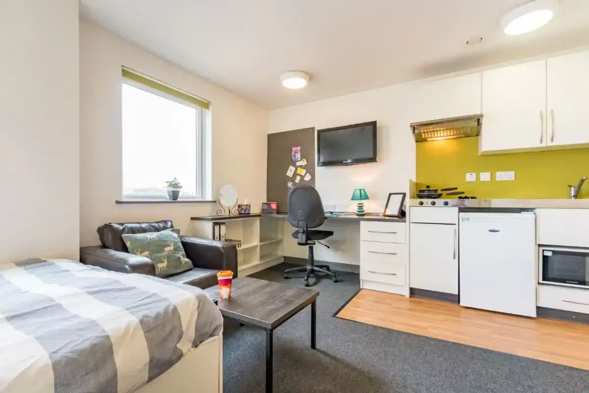 Bedroom?w=400&h=260&fit=crop&q=40&auto=format&trim=auto