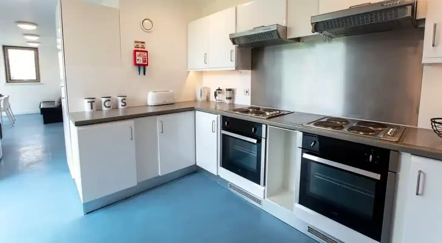 Kitchen?w=400&h=260&fit=crop&q=40&auto=format&trim=auto