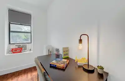Standard - Bedroom?w=400&h=260&fit=crop&q=40&auto=format&trim=auto