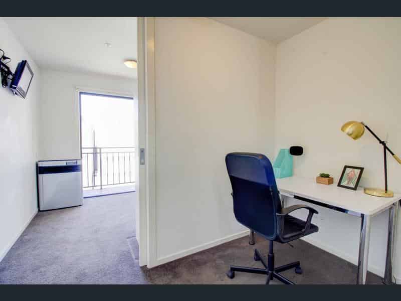 17 Macquarie Street - Student Housing Australia  - Melbourne, Victoria, Australia - study desk