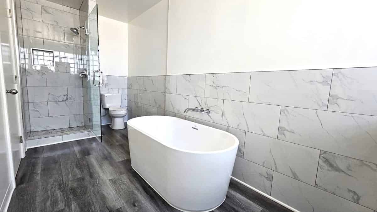 Lindbrook Manor Apartments, Los Angeles - Los Angeles, California, United States - Bathroom