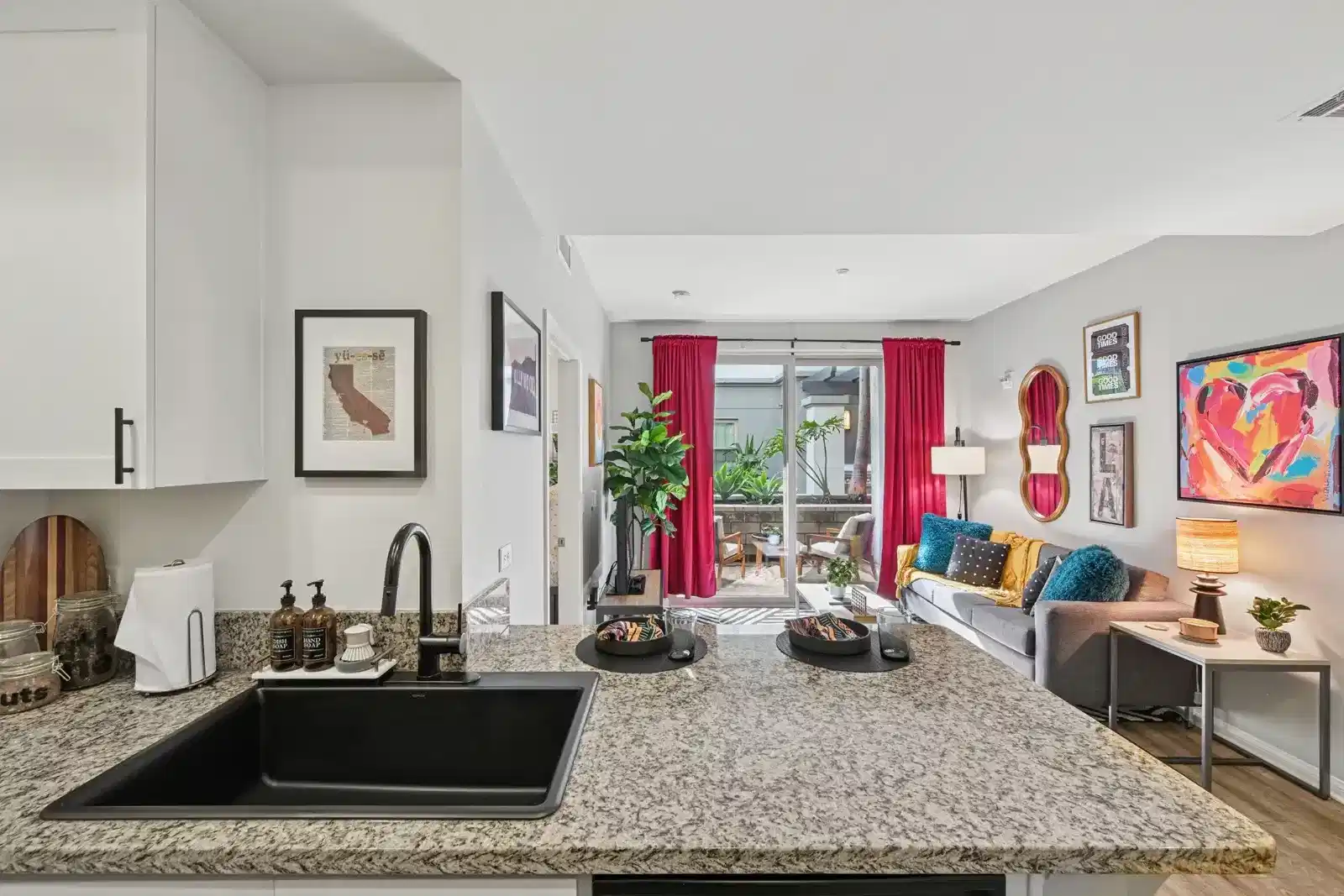 West 27th Place, Los Angeles - Los Angeles, California, United States - Amenities