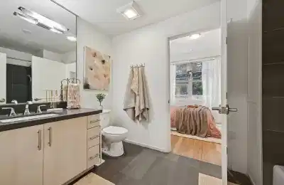 Icon Plaza, Los Angeles - Los Angeles, California, United States - Bathroom