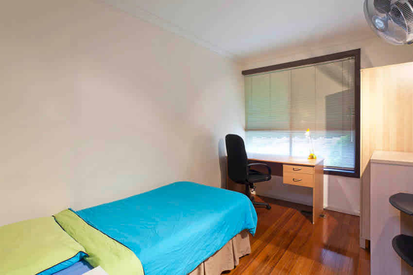 Room?w=400&h=260&fit=crop&q=40&auto=format&trim=auto
