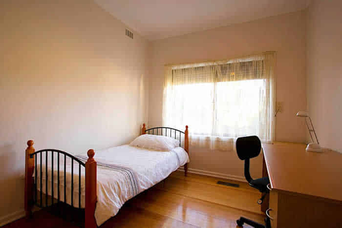 Room?w=400&h=260&fit=crop&q=40&auto=format&trim=auto