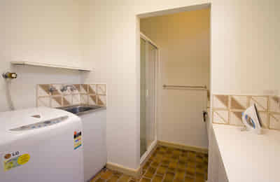 Exterior?w=400&h=260&fit=crop&q=40&auto=format&trim=auto