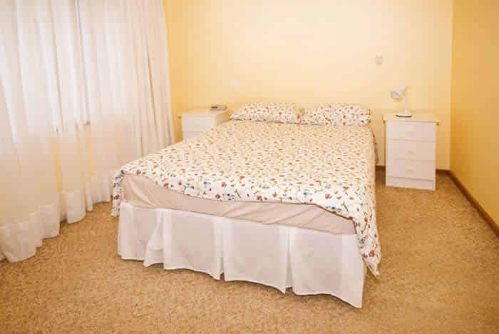 living room?w=400&h=260&fit=crop&q=40&auto=format&trim=auto