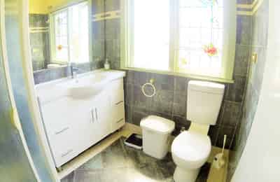 double room?w=400&h=260&fit=crop&q=40&auto=format&trim=auto