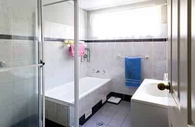 shared room?w=400&h=260&fit=crop&q=40&auto=format&trim=auto