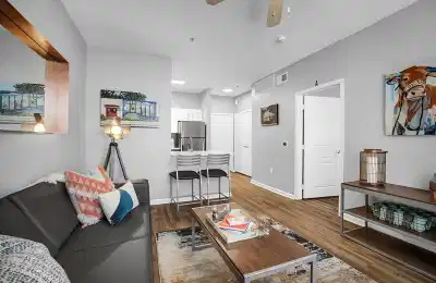 Common Area?w=400&h=260&fit=crop&q=40&auto=format&trim=auto
