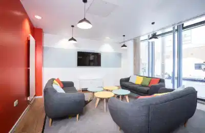 Common Area?w=400&h=260&fit=crop&q=40&auto=format&trim=auto