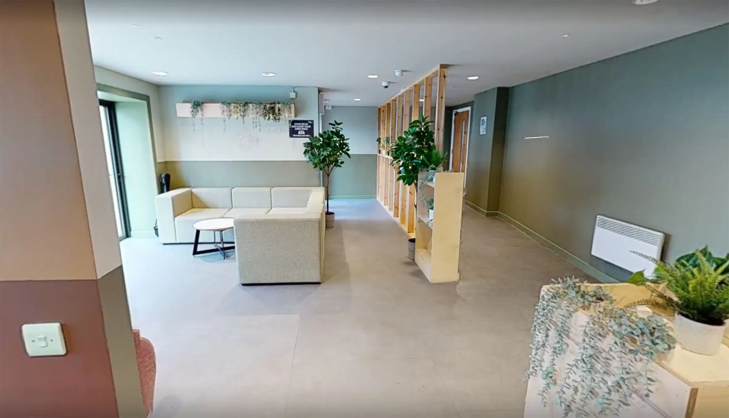 Common Area?w=400&h=260&fit=crop&q=40&auto=format&trim=auto