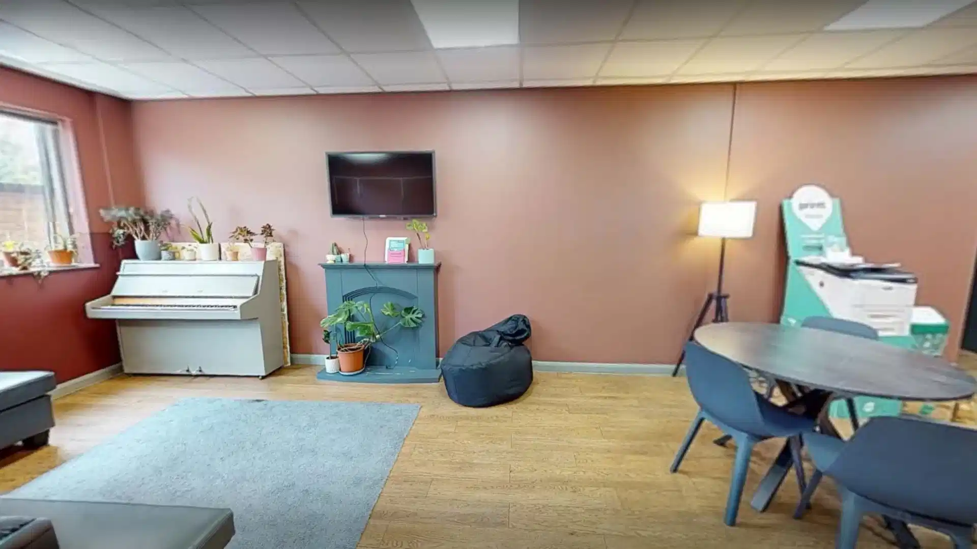 Common Area?w=400&h=260&fit=crop&q=40&auto=format&trim=auto